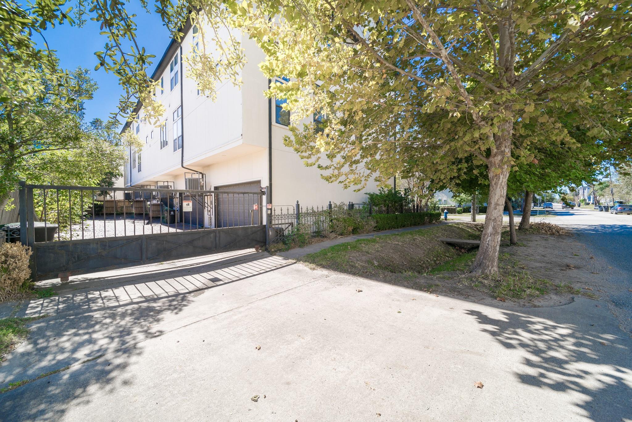 Shady Acres / Greater Heights Area home HH-019 photo 5