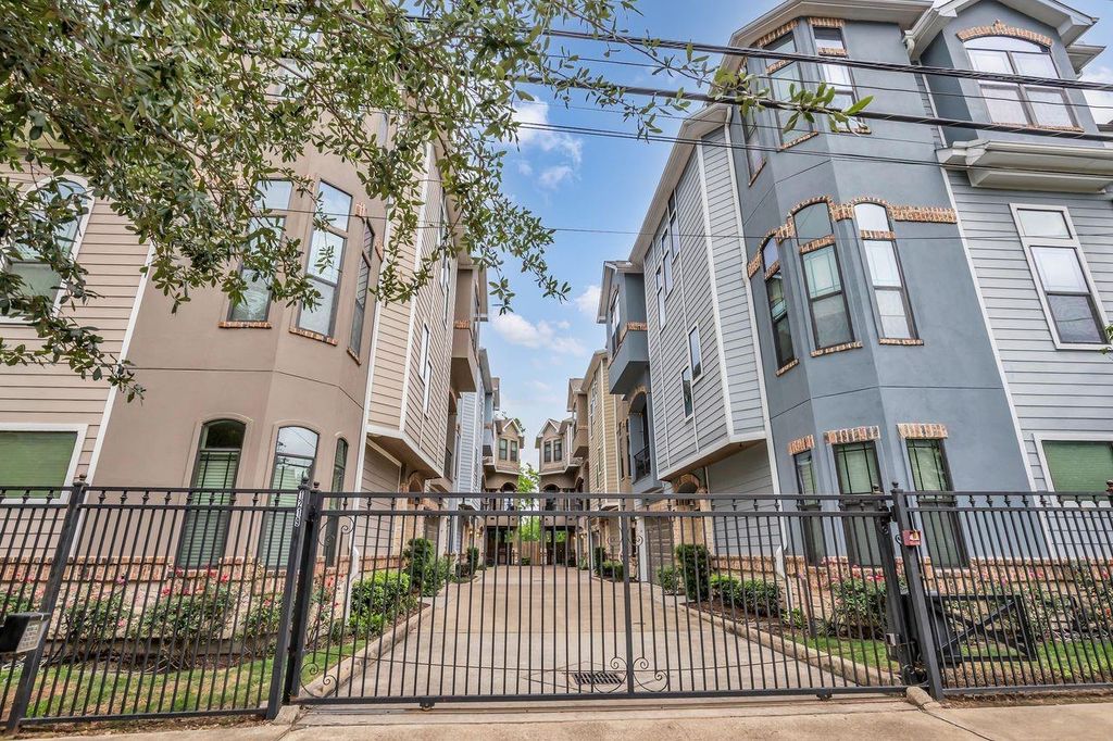 Shady Acres / Greater Heights Area home HH-038