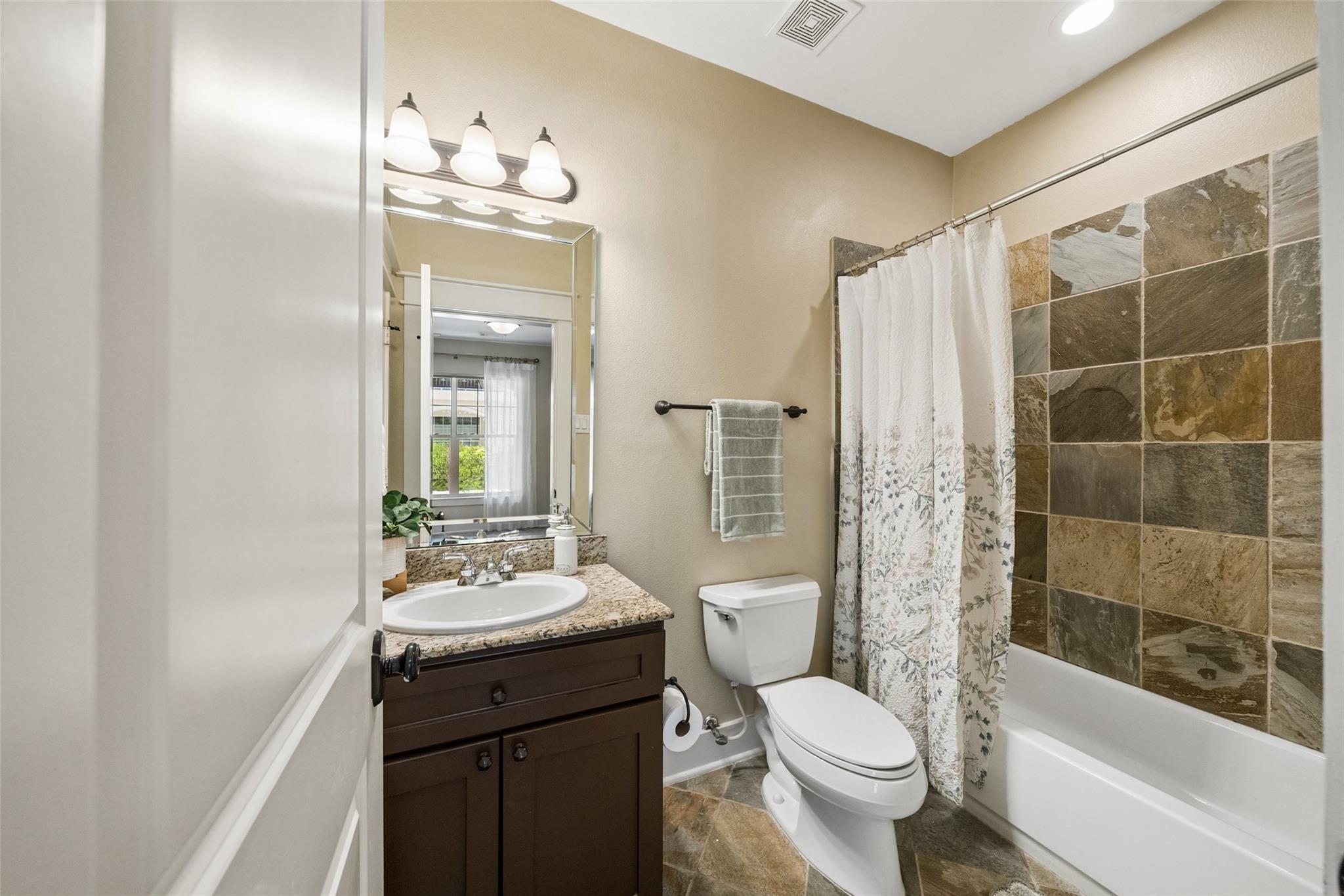 Cottage Grove / Washington Corridor Area home HH-126 photo 6