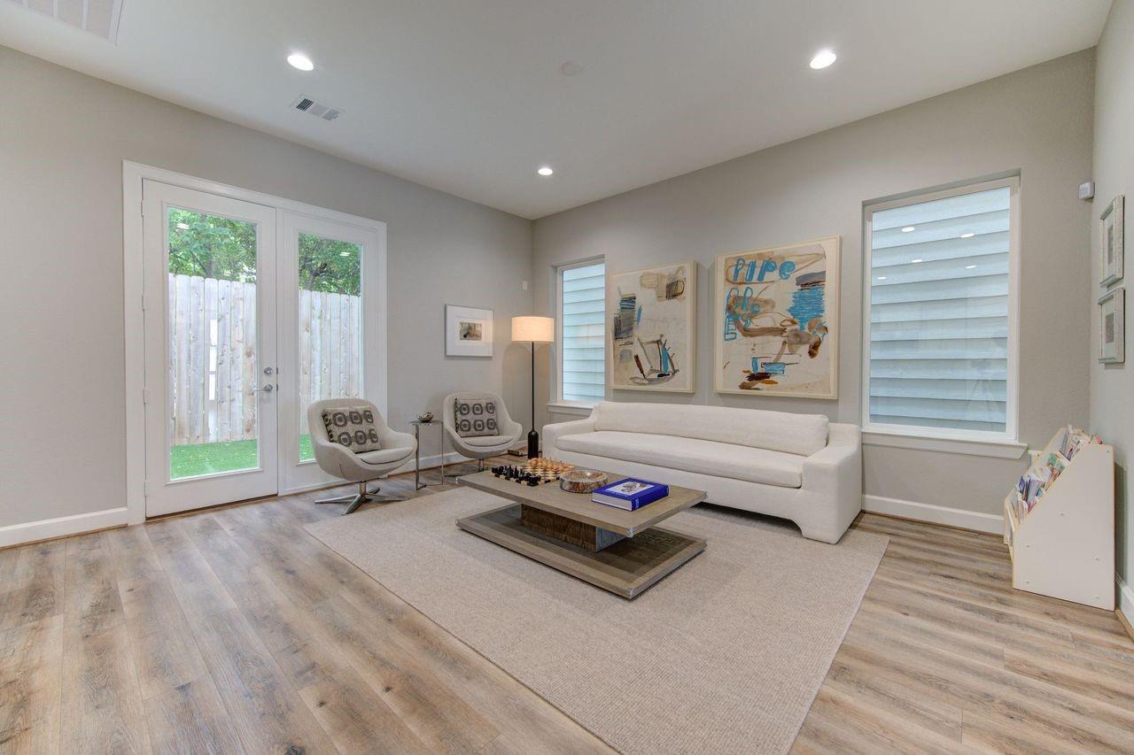 Garden Oaks Area home HH-183 photo 6