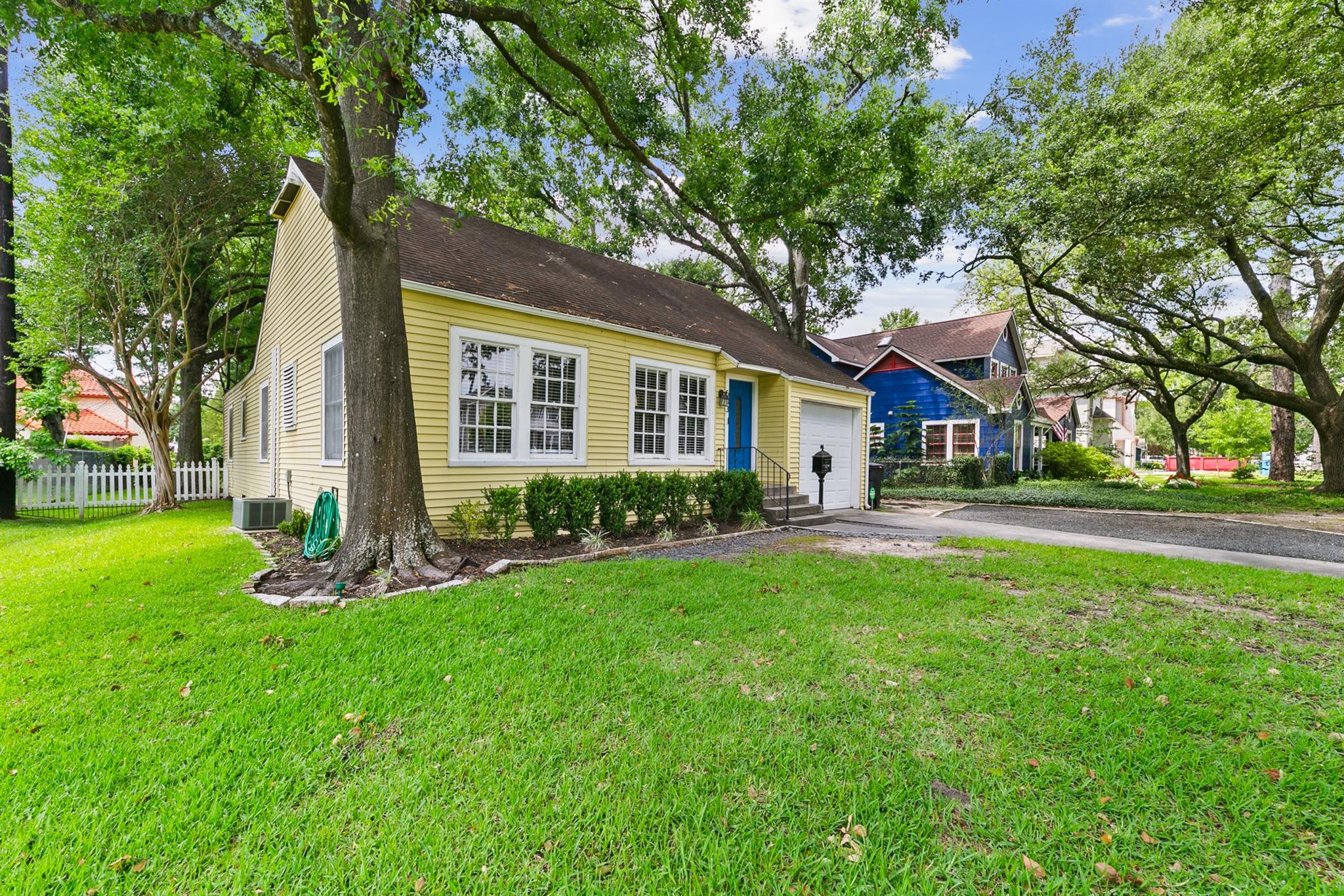 Garden Oaks Area home HH-193 photo 3