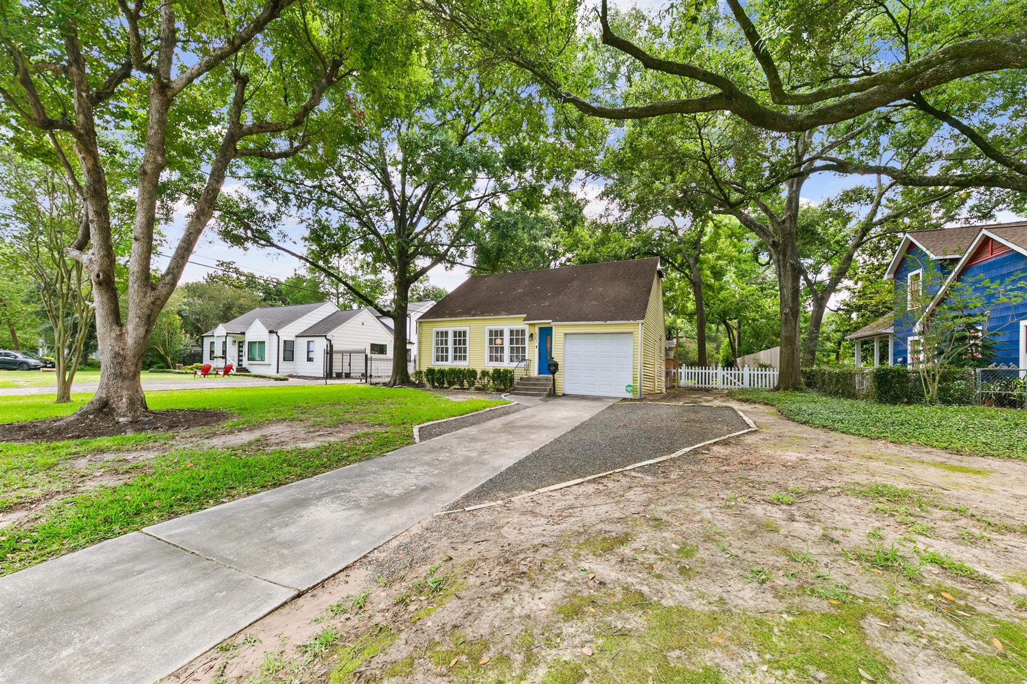 Garden Oaks Area home HH-193 photo 4
